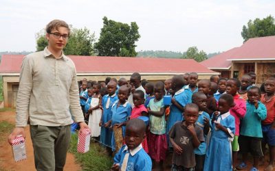 Young people from Finland, Sweden and Uganda construct a school building in Uganda